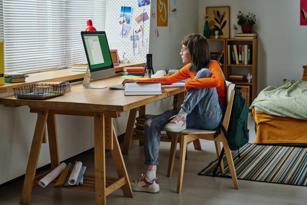 Une jeune fille heureuse de travailler dans un appartement locatif étudiant à Lyon.