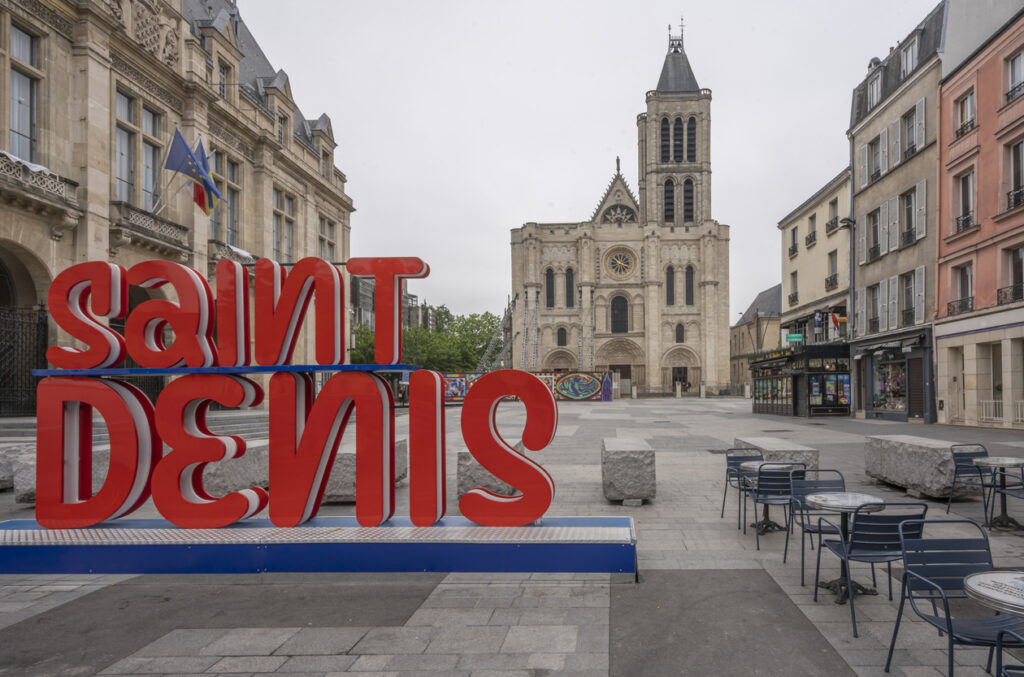 Vue panoramique de la ville de Saint-Denis et ses biens immobiliers prestigieuses, idéaux pour l'investissement immobilier locatif à Paris.