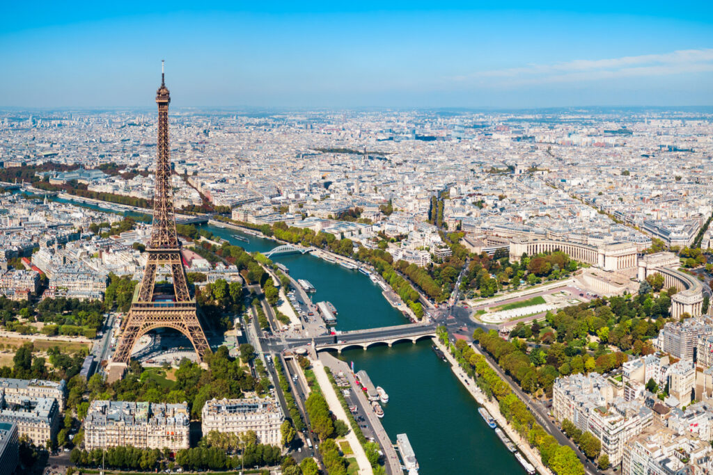 Vue panoramique de Paris, un marché immobilier prestigieux mais coûteux qui fait penser à l'investissement locatif dans la banlieue parisienne.