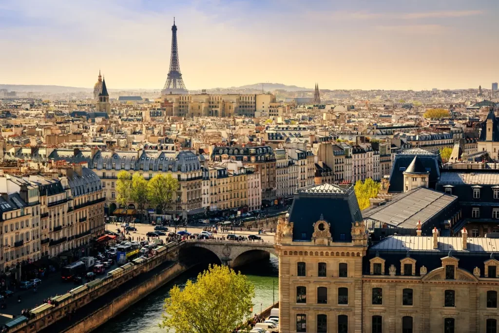 Vue panoramique de Paris illustrant son potentiel d'investissement dans un studio à Paris et où l'on peut profiter d’un marché locatif attractif en tant qu'expatrié.