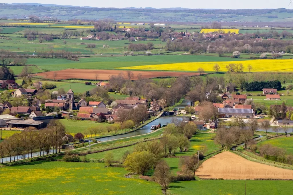 Une jolie petite ville de France montrant son potentiel en matière d'investissement locatif petite ville.