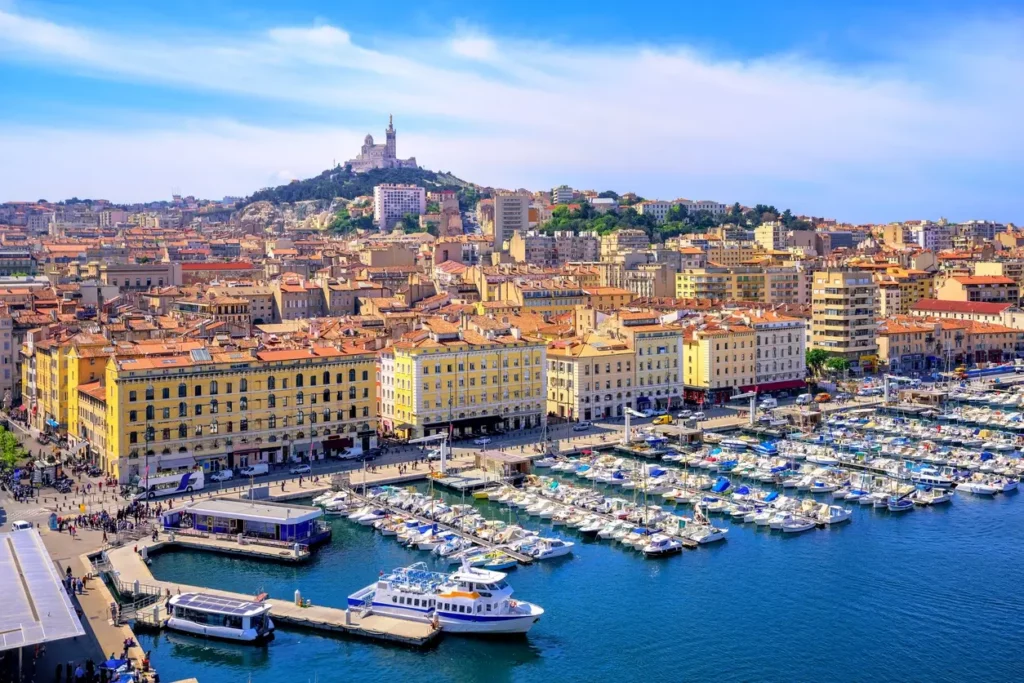 Vue panoramique de la ville de Marseille et les meilleurs quartiers locatifs pour les investisseurs expatriés.