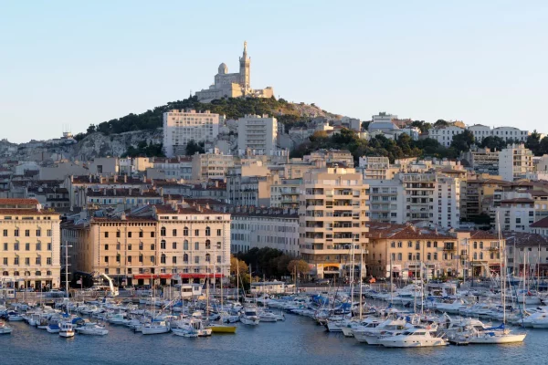 Le Vieux-Port est un choix évident si vous ne savez pas où investir à Marseille.